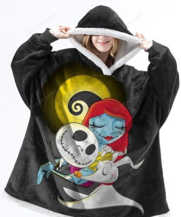 Cozy Hooded Blanket With Spooky Couple Print – Perfect For Movie Nights!