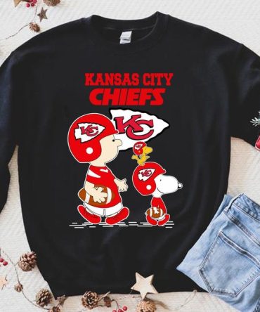 Kansas City Chiefs Snoopy,Woodstock And Charlie Brown, Peanuts Friends Floating Football Team Dad Mon Kid Fan Gift Tee Shirt